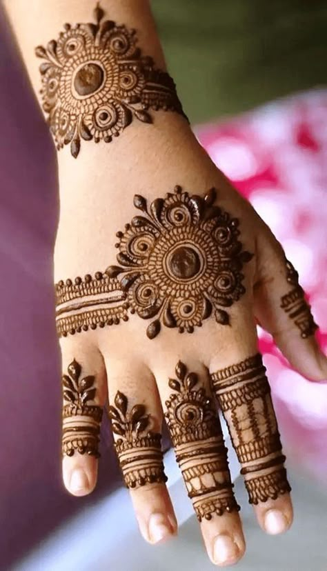 Mehedi Degins Gorgeous Back Hand, Diwali Mehandi Designs Simple, Unique Mehndi Designs For Hands, Western Mahendi Design Simple, Mehndi Designs For Diwali, Back Hand Mehndi Designs Stylish, Diwali Nails, Mehandi Designs For Hands, Mehandi Design For Hand