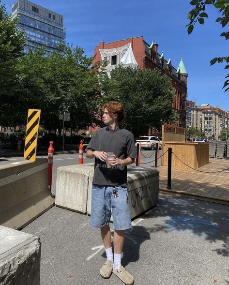 Neo manhattan tee ~ jorts Birk Clogs Outfit, Starboy Fits, 2000s Fashion Men, Clogs Outfit, Guy Fits, New York Outfits, Comfort Fashion, Street Fashion Men Streetwear, Summer Streetwear