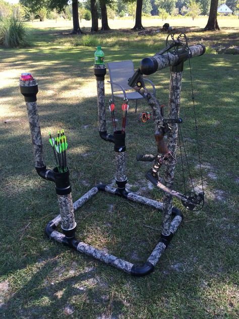 DIY 2" PVC Bowstand with drink holders & 3" PVC arrow quivers to hold more arrows. Archery Target Stand, Diy Archery Target, Arrow Holder, Pvc Bow, Bow Stand, Bow Rack, Archery Range, Hunting Diy, Deer Hunting Tips