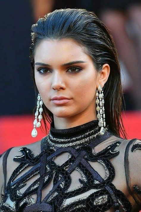 Hair: Emily or Haley, slicked back wet look Kendall Jenner Hair, Wet Look Hair, Slick Back, Slicked Back Hair, Glam Squad, Slick Hairstyles, Curly Hair Cuts, Wet Look, Kardashian Jenner