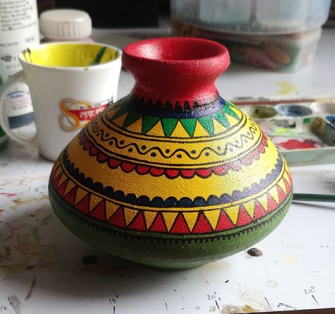 Kulhad Painting Designs, Clay Matki Painting, Mud Vase Painting Ideas Diy, Matki Decoration Ideas With Paint, Pongal Pot Painting, Pongal Pot Decoration, Matka Painting Designs, Mud Pot Painting Ideas Indian, Matka Decoration Pots Painting