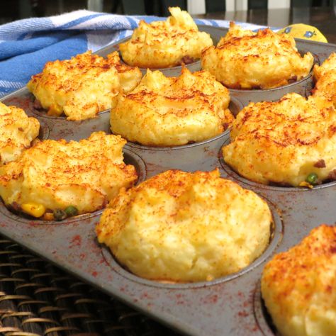 Mini Shepherds Pies - - and I do mean 'pies'!  www.myyellowfarmhouse.com Muffin Meals, Savoury Pastries, Shepards Pie Recipe, Savoury Pie, Muffin Cups Recipes, Muffin Pan Recipes, Shepard S Pie, Mini Pie Crust, Shepard's Pie