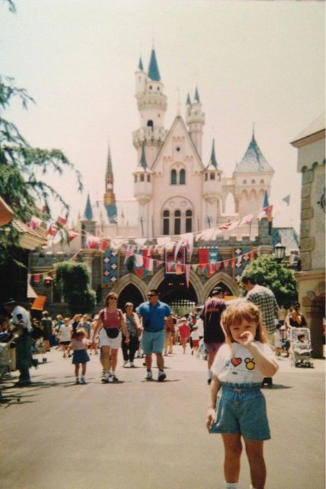 Cat Power, Retro Disney, Disneyland California, Vintage Disneyland, Disney Addict, Old Disney, Disney Aesthetic, Disney Castle, Disney Theme Parks