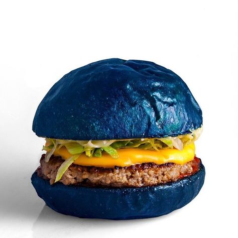 108 Likes, 4 Comments - Hannerie Visser (@hannerievisser) on Instagram: “@blend is making this blue burger for @colette’s farewell @sarahcolette #Colette #Waterbar #Paris ” Blue Burger, Burger Bread, Black Burger, Amazing Food Photography, Soul Food Restaurant, International Desserts, Restaurant Logo, Burger And Fries, Food Channel