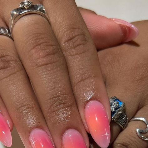 𝙔𝘼𝙉𝙀𝙇𝙄 ౨ৎ 𝙐𝙏 𝙉𝘼𝙄𝙇 𝙏𝙀𝘾𝙃 on Instagram: "pink & orange auraaaa 🦩🍑🎀🌷💓  inspo @myprettyset <3   #gelx #gelxnails #almondnails #auranails #summernails #airbrushnails #aura #pinknails #orangenails #gelxnailsystem #gelxnailtech #utahnailtech #utahnails #slcnails #lanails #nycnails #haileybieber #nailartist" Pink Orange Aura Nails, Pink And Orange Aura Nails, Orange Aura Nails, Nyc Nails, Purple Aura, La Nails, Airbrush Nails, Blush Nails, Pink Aura