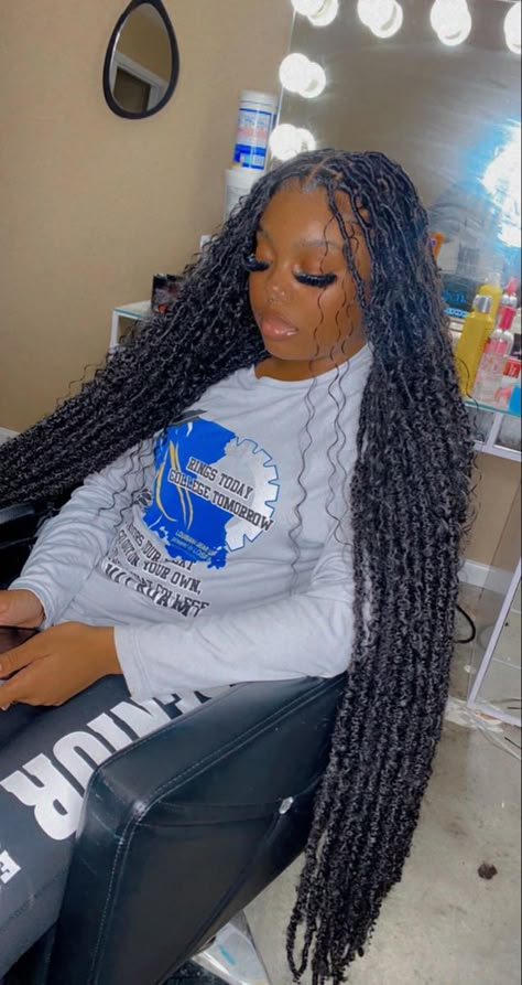 Faux Locs With Curly Pieces, Bohemian Soft Locs With Color, Locs With Curly Pieces, Bohemian Soft Locs, Boho Soft Locs, Braiding Hairstyle, Half Braided Hairstyles, Bohemian Locs, Box Braid Hair