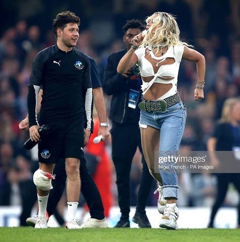 Niall w/ Rita Ora @ Soccer Aid 2019 Niall Horan Soccer, Soccer Aid, Irish Leprechaun, Irish Princess, James Horan, Rita Ora, Niall Horan, Favorite Person, Soccer