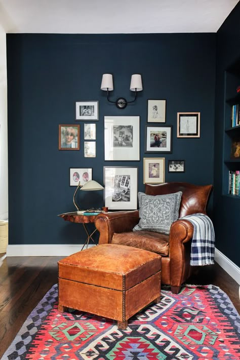 I love the colors here. Dark blue/teal wall against the white trim. Cognac chair. Red from the rug Rug Dark, Decor Ikea, Funky Decor, 아파트 인테리어, Blue Living Room, Blue Rooms, Design Del Prodotto, Color Painting, Blue Walls