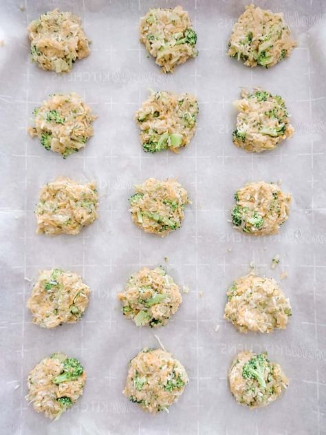 These 4 ingredient broccoli tots are perfect for toddlers or baby-led weaning. You can blend up the ingredients for a finer texture, or leave the broccoli chunky for baby to explore new textures! | broccoli tots for toddlers | easy toddler recipes | baby led weaning recipes | 8 month old baby led weaning recipes | food ideas for 12 month old | food ideas for 18 month old | veggie tots | broccoli bites | homemade #easyrecipe #babyledweaning #toddlerfood #toddlerrecipes Dinner Ideas For 13 Month Old, Foods For One Year Olds Meals, 15 Month Old Dinner Ideas, Food For A 12 Month Old, 12 Month Dinner Ideas, Easy Blw Lunch, Infant Friendly Meals, 9 Month Meals, Baby 10 Months Food