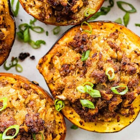 The Best Stuffed Acorn Squash - Dinner, then Dessert Acorn Squash Stuffed, Easy Fall Dinner, Acorn Squash Recipe, Holiday Dinner Recipes, Easy Fall Dinners, Slow Cooker Appetizers, Roasted Acorn Squash, Stuffed Acorn Squash, Dinner Then Dessert