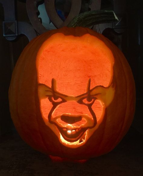 Pumkin Carving Pennywise, Penny Wise Pumpkin Carving, Harley Quinn Pumpkin Carving, Harley Quinn Pumpkin, Pennywise Pumpkin Carving, Pennywise Carved Pumpkin, Pennywise Pumpkin, Horror Film Pumpkin Carving, Detailed Scary Pumpkin Carving