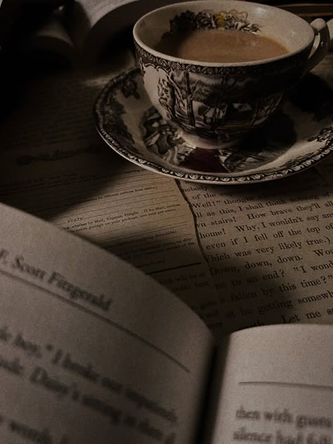 Perfume Aesthetic Vintage, Reading Dark Academia, Dark Academia Aesthetic Bedroom, Dark Academia Coffee, Dark Academia Widget, Dark Academia Core, Dark Academia Things, Academic Reading, Academia Core