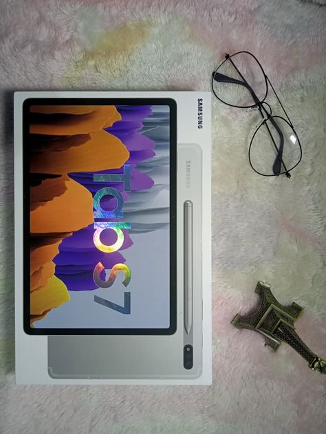 Samsung S7 Tablet Aesthetic, Samsung Ipad With Pen, Samsung S7 Tablet, Galaxy Notes, Samsung Gadgets, Ipad Pro Accessories, Samsung Laptop, Samsung Galaxy Tablet, Computer Gaming Room