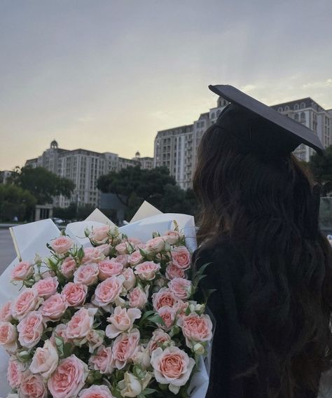 Vision Board Photos 2025 Graduation, Vision Board Ideas Outfits, 2025 Vision Board Senior Year, Vision Board Education Aesthetic, Graduation Vision Board Ideas, Graduate High School Aesthetic, Grad Vision Board, Vision Board Graduation College, Graduation For Vision Board