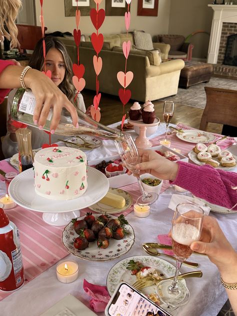 Galentines inspo Galentines Party Girls Night Aesthetic, Galantines Day Photoshoot, Galentines Brunch Aesthetic, Galentines Outfits Teens, Galentines Inspo Pics, Galentines Inspo Party, Galentines Inspo Aesthetic, Galentines Movie Night, Galentines Pj Party