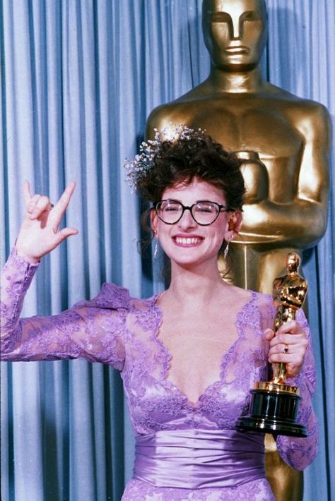 Marlee Matlin (Children of a Lesser God) (1986). Best Actress in a Leading Role (59th Academy Awards). Oscar Statue, Orry Kelly, Marlee Matlin, Oscars Red Carpet Dresses, Best Actress Oscar, Glamour Uk, Academy Award Winners, Oscar Dresses, How Many Kids