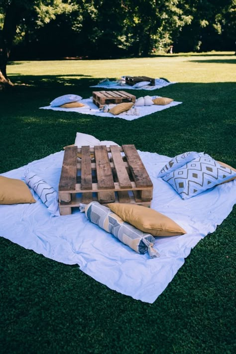 Backyard Movie Nights, Backyard Picnic, Picnic Inspiration, Backyard Movie, Picnic Birthday, Boho Picnic, Picnic Decorations, Outdoor Birthday, Wedding Wonderland