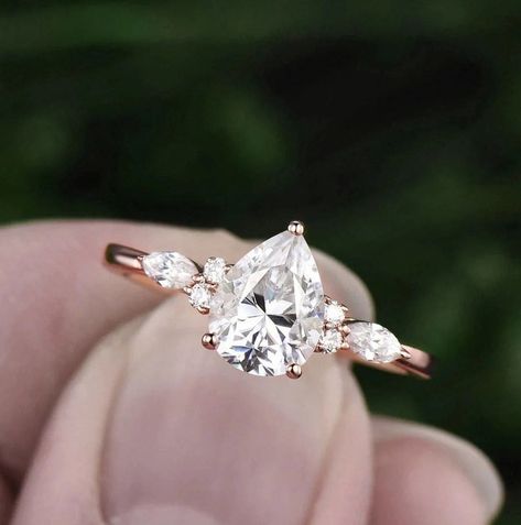 Pear Moissanite Engagement Ring, Pear Wedding Ring, Pear Cut Engagement Rings, Ring Rosegold, Pear Shaped Engagement Rings, Engagement Ring Shapes, Wedding Rings Rose Gold, Pear Engagement Ring, Dream Engagement Rings