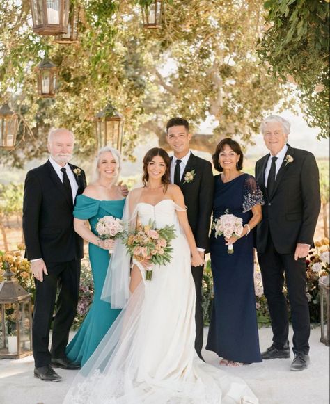 Formal Family Wedding Photos, Wedding Photoshoot Ideas Family, Family Wedding Photos Poses Parents, Wedding Poses With Family, Older Couple Wedding Photography, Family Wedding Portraits, Wedding Day Photos Must Have Family, Wedding Family Photos Group Shots, Wedding Group Poses