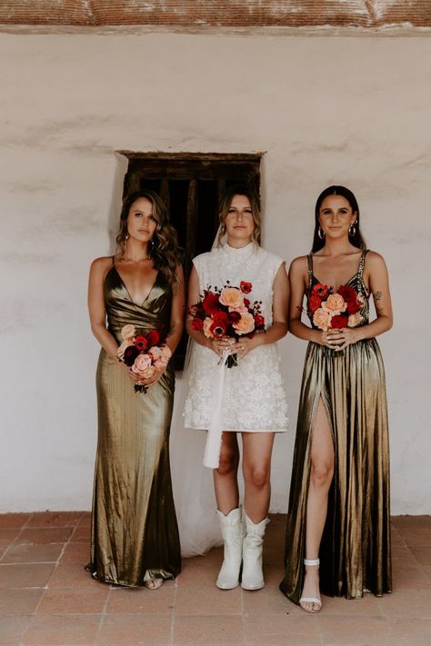 Metallic Bridesmaid Dresses | Image by Maya Lora Retro Bridesmaid Dresses, Metallic Bridesmaid Dresses, Cute Bridesmaid Dresses, Fall Wedding Bridesmaids, Bride’s Mother, Fall Bridesmaid Dresses, Eclectic Wedding, Retro Santa, Santa Barbara Wedding