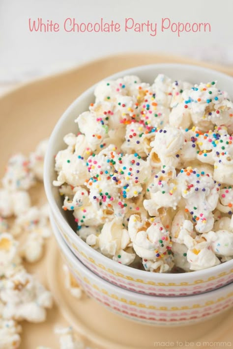 White Chocolate Party Popcorn! Only three ingredients. Popcorn White Chocolate, White Chocolate Popcorn, Party Popcorn, Popcorn Treats, Vegan Caramel, Chocolate Popcorn, Popcorn Party, Chocolate Party, Popcorn Recipes