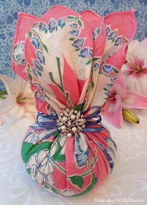 Make a sachet from a vintage hankie and a rhinestone brooch. Easy gift craft! Handkerchiefs Crafts, Vintage Handkerchiefs Crafts, Handkerchief Crafts, Vintage Hankies, Lavender Bags, Vintage Handkerchiefs, Lavender Sachets, Linens And Lace, Antique Linens