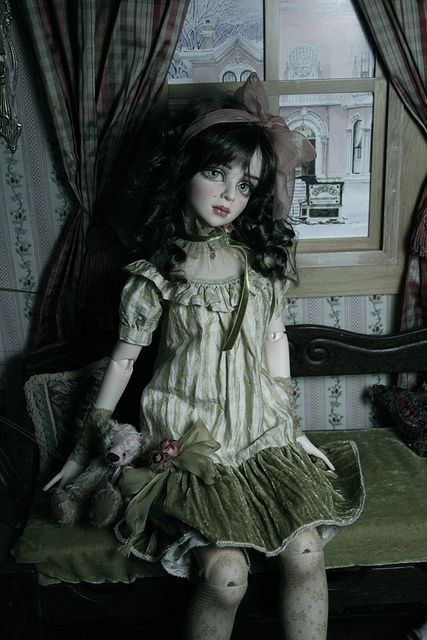 Porcelain Doll - Halloween Costume Idea Creepy Doll Halloween Costume, Porcelain Doll Costume, Creepy Doll Halloween, Halloween Customs, Porcelain Doll Makeup, Creepy Costumes, Doll Halloween Costume, Haunted Dolls, Wild Apple