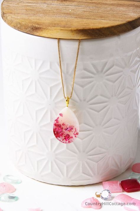 Resin Pendant Mold, Resin Necklaces Diy, Opaque Resin Jewelry, Resin Easy Ideas, Diy Resin Necklace Pendant, How Make Jewelry, How To Resin Jewelry, Open Bezel Resin Pendants Ideas, Resin Necklace Diy