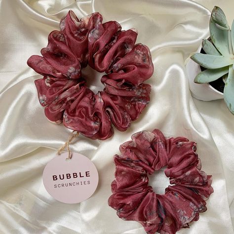 Oversized and regular organza scrunchies Scrunchies Diy Measurements, Scrunchie Designs, Organza Scrunchie, Pola Macrame, Girls Hair Bows Diy, Diy Hair Scrunchies, Scrunchie Styles, Pink Business Card, Hair Tie Accessories