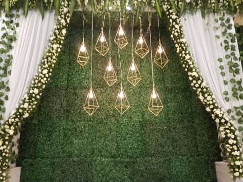 Green Grass Backdrop With Flowers, Green Background Wedding Stage, Green Turf Backdrop, Green Backdrop Ideas, Green Grass Background Decoration, Green Backdrop With Flowers, Green Backdrop Photoshoot, Fern Backdrop, Green Photobooth