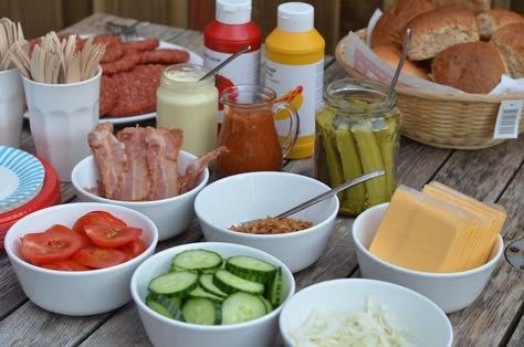 Een hamburger buffet party - de hele post is super! Zeker een keer doen! Burger Buffet, Hamburger Party, Bbq Hamburgers, Winter Bbq, Burger Party, Catering Food Displays, Barbeque Party, Buffet Party, Bbq Burgers