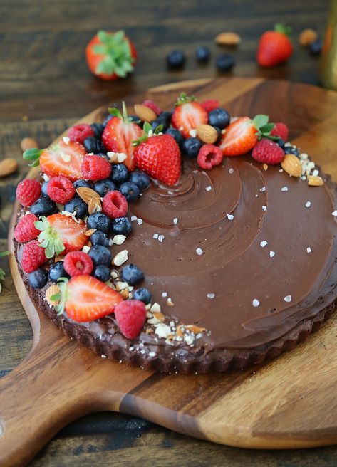 3-Ingredient Salted Chocolate Brownie Fruit Tart Chocolate Fruit Cake Birthday, Brownie Ideas Decoration, Brownies Birthday Cake Ideas, Brownies Decoration Ideas, Brownie Cake Birthday, Brownies Decoration, Brownie Decorating Ideas, Fruit Brownies, Brownie Birthday Cake