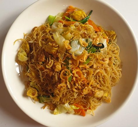 BIHUN GORENG - A COOK AT HOME Bihun Goreng, Vermicelli Noodles, Rice Vermicelli, Soya Sauce, Pepper Powder, White Pepper, Cook At Home, Scrambled Eggs, Rice Bowls