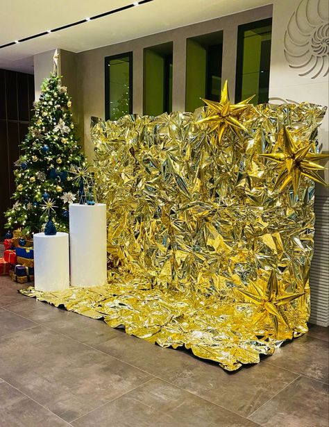 Golden Backdrop Ideas, Foil Backdrop Ideas, Backdrop Christmas Ideas, Photo Booth Design Ideas, Gold Backdrop Ideas, Gold Foil Backdrop, Christmas Party Backdrop Ideas, Christmas Backdrop Ideas, Metallic Backdrop