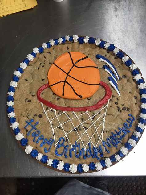 Basketball going into hoop cookie cake Basketball Cookie Cake Ideas, Stephen Curry Cake Ideas, Sports Cookie Cake, Basketball Cupcake Cake, Cookie Cake Birthday Designs Boy, Basketball Cakes Ideas, Basketball Cookie Cake, Basketball Cake Ideas, Cookies Football