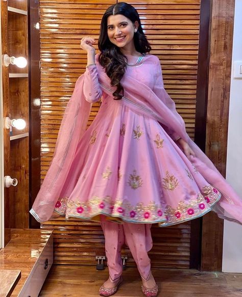 Punjabi Dress Design, Nimrat Khaira, Indian Dresses Online, Embroidery Suits Punjabi, Trendy Outfits Indian, Punjabi Fashion, Punjabi Outfits, Indian Designer Suits, Traditional Indian Outfits