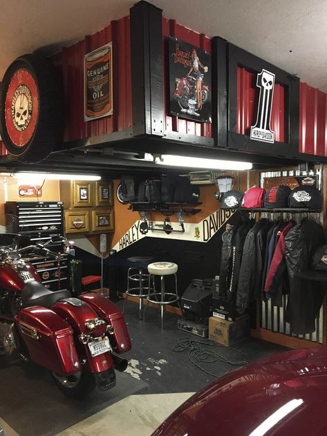 Motorbike Garage Ideas Man Cave, Harley Garage Ideas, Harley Davidson Garage Ideas, Harley Garage, Car Showroom Interior, Harley Davidson Decor, Man Garage, Garage Furniture, Garage Loft