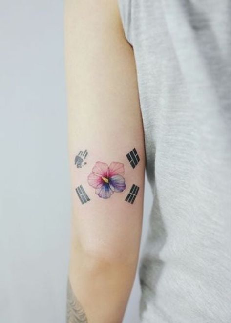 Korean Sleeve Tattoos Women, Korean Tattoo Designs, Tattoo Korean Style, Tattoo Ideas In Korean, Cute Korean Tattoo Ideas, Korean Hibiscus Tattoo, Korean Heritage Tattoo, Korean Flag Tattoo Ideas, Korean Symbol Tattoos