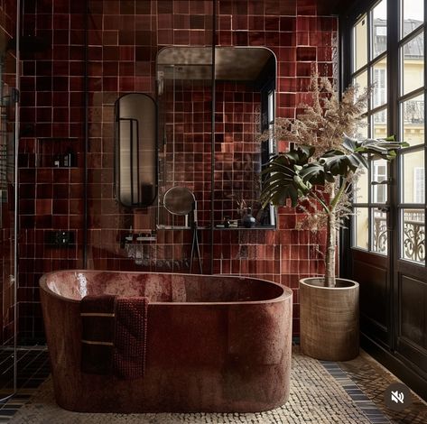 Red Tiles Bathroom, Dark Red Bathroom, Bathroom 70s, Art Deco Interior Design Modern, Dream Bathrooms Modern, Red Tile Bathroom, Red Tile Floor, Burgundy Bathroom, 70s Bathroom