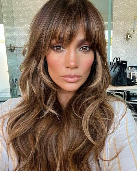 Jennifer Lopez y el cambio de look exprés que le resta años Lived In Hair Brunette, Thick Bangs Long Hair, Heavy Bangs Long Hair, Birkin Bangs, Jlo Hair, French Bangs, Short Fluffy Hair, Jennifer Lopez Hair, Long Shag Haircut