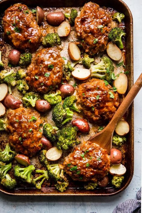 Sheet Pan Dinner Recipes For Family, Sheet Pan Barbecue Chicken, Sheet Pan Meatloaf, Individual Meatloaf, Italian Style Meatloaf, Ground Beef Meatloaf, Pork Spices, Mini Meatloaves, Meatloaf Dinner