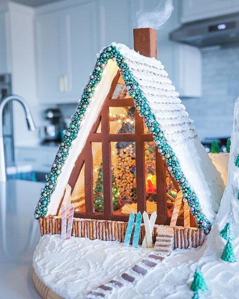 Gingerbread Lake House, Ski Chalet Gingerbread House, Gingerbread Ski Chalet, Gingerbread Ski Lodge, Gingerbread House Creative, House Ideas Drawing, A Frame Gingerbread House, Easy Gingerbread House Designs, Cool Gingerbread House Ideas