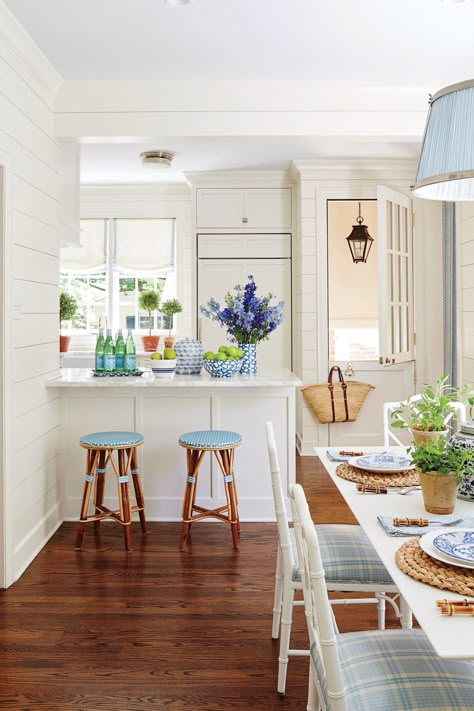 White and blue classic kitchen Sarah Bartholomew, Kitchens Ideas, Beach Kitchen, Dutch Door, Georgian Homes, Kitchen Nook, Blue Kitchens, Blue Willow, Cottage Kitchen