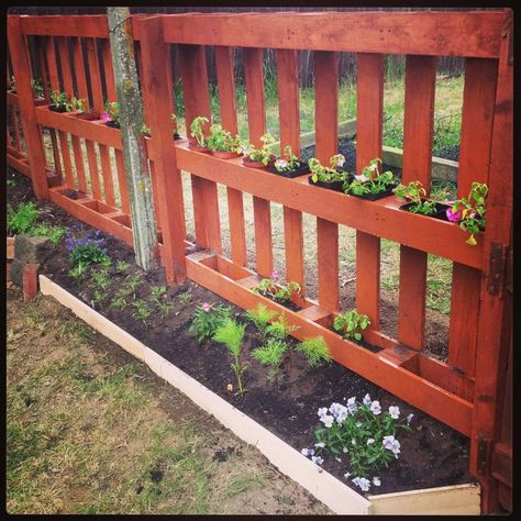 If you are looking for affordable ways to build a new fence for your yard or garden you should try pallet fencing. Wood Pallet Fence, Fence Planning, Diy Garden Fence, Cheap Fence, Pallet Fence, Diy Fence, Building A Fence, Pallet Garden, Pallets Garden