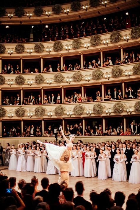 Opera House Vienna, Debutante Ball Aesthetic, Vienna Ball, Vienna Opera Ball, Ballet Couple, Vienna Waits For You, Money Aesthetics, Jet Set Style, Ballet Aesthetic