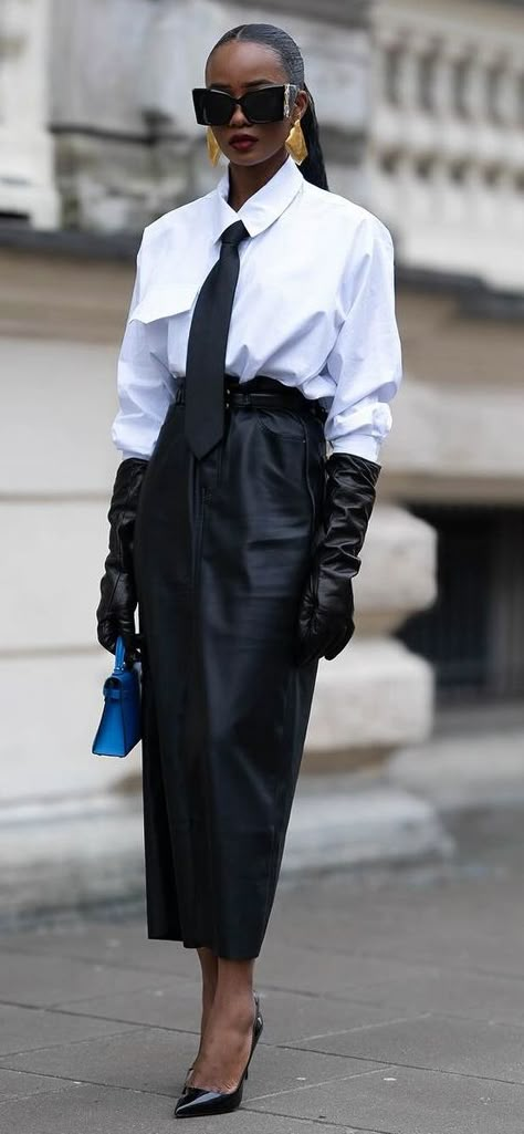 Street Style 2024 Spring Elegant Street Style Classy, Paris Street Style 2024 Fall, Parisian Street Style 2024, Winter Street Style 2024, Paris Street Style 2024, Italian Street Style, Pencil Skirt Fashion, Edgy Outfit, Classy Street Style