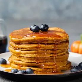 Homemade Pumpkin Pancakes, Zone Diet Recipes, Pumpkin Pancakes Easy, Fluffy Pumpkin Pancakes, Blue Zones Diet, Blue Zones Recipes, Zone Recipes, Winter Breakfast, Zone Diet