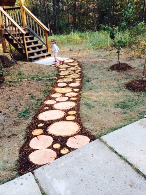 Wood Round Walkway, Log Stepping Stones, Log Slice Stepping Stones, Tree Slice Pathway, Wood Round Pathway, Log Slice Pathway, Backyard Layout, Side Yard Landscaping, Pathway Landscaping