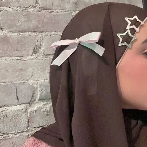 hello~ 🎀 ˚₊‧꒰ა ♡ ໒꒱ ‧₊˚ #hijabi #coquette #explore #ribbon #pink Hijab Ribbon, Hijab Bow Pin, Hijabi Coquette, Coquette Muslim Outfit, Coquette Abaya, Hijabi Style, Dream Wardrobe, Ribbon, Pink