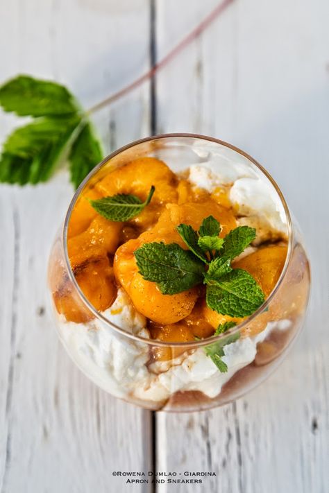 Pan-Seared Peaches and Cinnamon with Greek Yogurt Cooked Peaches, Dessert Peaches, Healthy Eating Snacks, Greek Yogurt Recipes, Dessert Fruit, Healthy Snacking, Fresh Peaches, Fruit Dessert, Yogurt Recipes